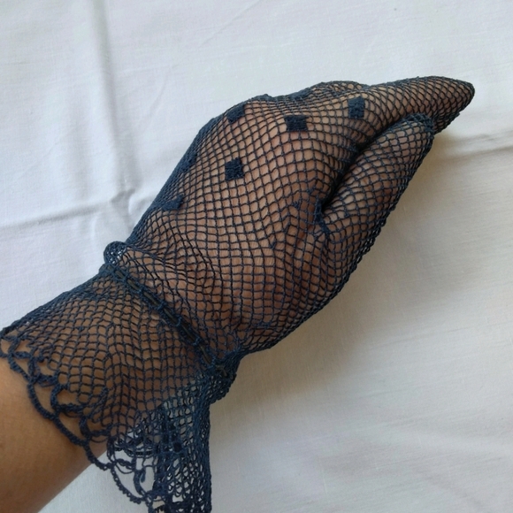 VTG Elegant Navy Blue Fishnet Lace Mesh Crochet Gloves w/ Embroidered Squares - Picture 6 of 11